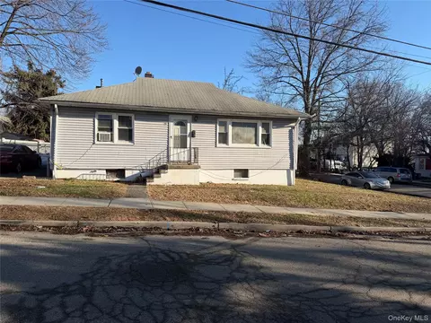 29 E Castle Ave, Ramapo, NY 10977 photo 2