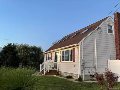 79 Grandview Dr, Shirley, NY 11967