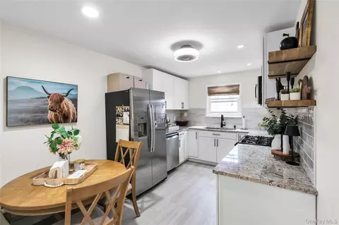 Kitchen - 43 Fair Harbor Dr #43 3, Patchogue, NY 11772 photo 1 of 2