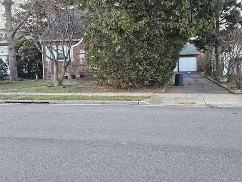 203 Massachusetts Ave, Massapequa, NY 11758