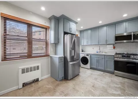 246-29 57th Dr #B110, Douglaston, NY 11362