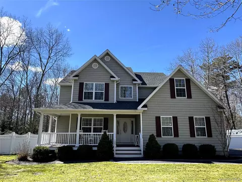 186 Bernstein Blvd, Center Moriches, NY 11934
