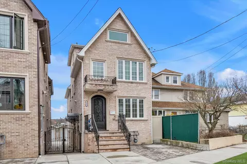 717 College Pl, College Point, NY 11356