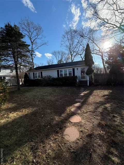 60 Webb Ave, Patchogue, NY 11772