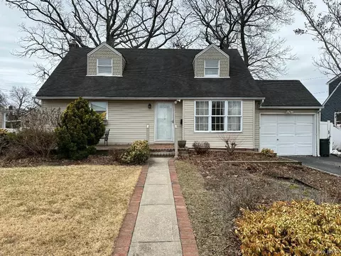 1009 Park Ln N, Franklin Square, NY 11010