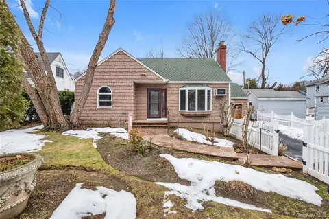 29 Glen Cove Dr, Glen Head, NY 11545