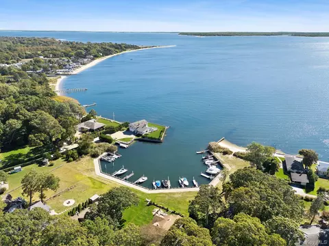 16 Primrose Ln, Aquebogue, NY 11931