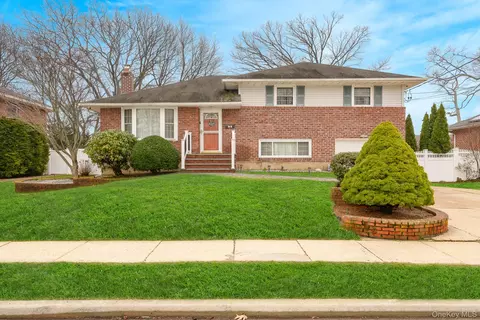 15 Lourae Dr, Massapequa Park, NY 11762