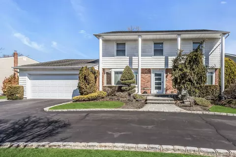 5 Jan Ln, Woodbury, NY 11797