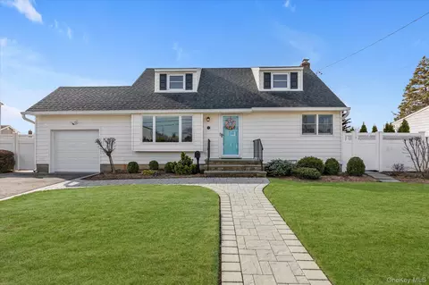 6 Birch Ln, Massapequa Park, NY 11762