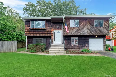 39 Woodbrook Dr, Ridge, NY 11961