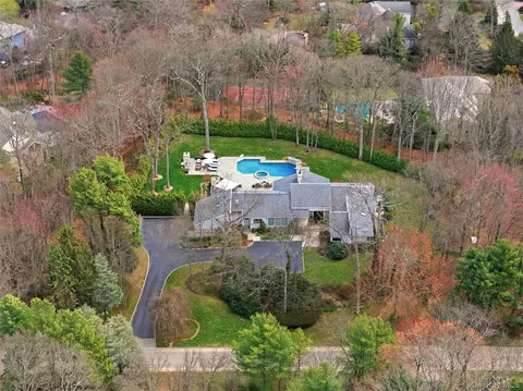 50 Tall Oak Cres, Syosset, NY 11791