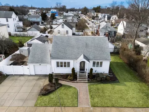 158 Roosevelt Ave, Freeport, NY 11520