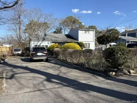 1557 N Gardiner Dr, Bay Shore, NY 11706