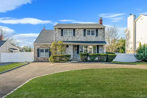 2 Cindy St, Smithtown, NY 11787