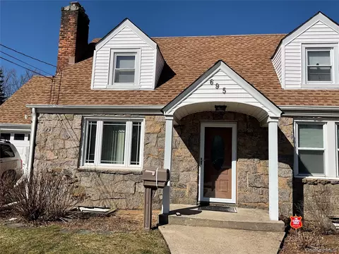 695 Goodrich St, Uniondale, NY 11553