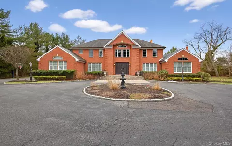 301 Berry Hill Rd, Syosset, NY 11791