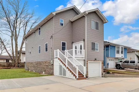 1010 California Pl S, Island Park, NY 11558