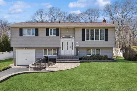 14 Wenmore Rd, Commack, NY 11725