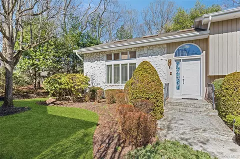 12 Stone Gate Ct, Smithtown, NY 11787