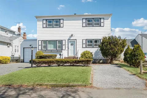 310 S 16th St, Lindenhurst, NY 11757