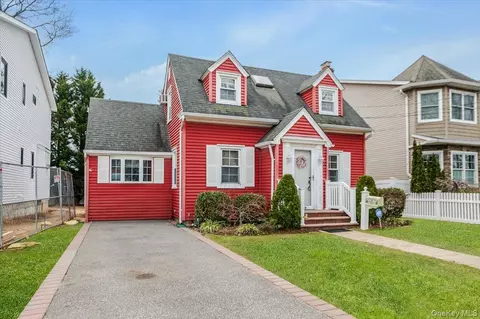 3978 William St, Seaford, NY 11783