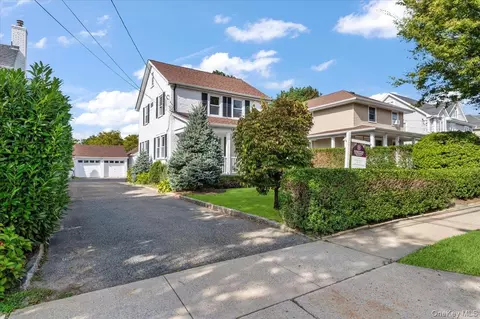 33 Avenue B Ave, North Hempstead, NY 11050
