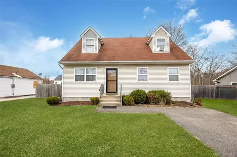 11 Holbrook St, Bay Shore, NY 11706