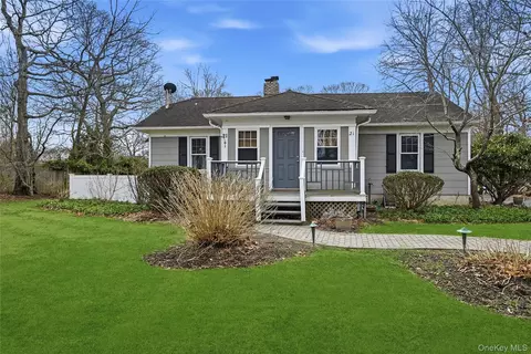 21 King St, Hampton Bays, NY 11946