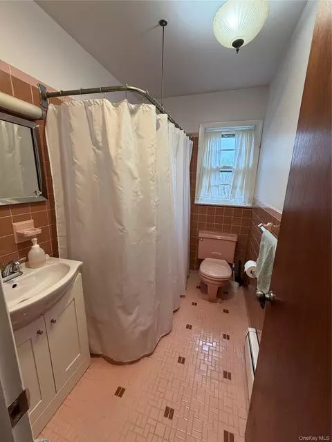 Bath - 21 Crescent Pl, Monroe, NY 10950 photo 1 of 3