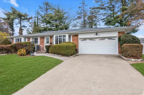 654 Oakwood Ct, Westbury, NY 11590