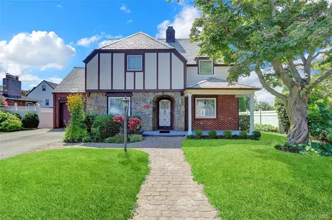 121 6th St, Hicksville, NY 11801