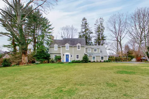 109 Country Club Dr, North Hempstead, NY 11050