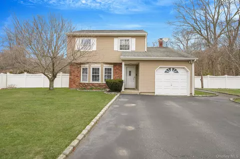 5 Donna Ct, Selden, NY 11784