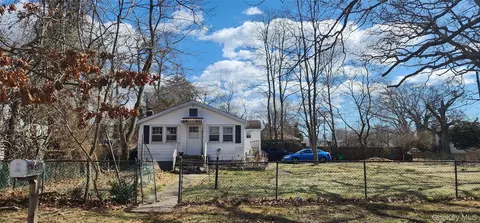 85 Woodside Rd, Mastic Beach, NY 11951