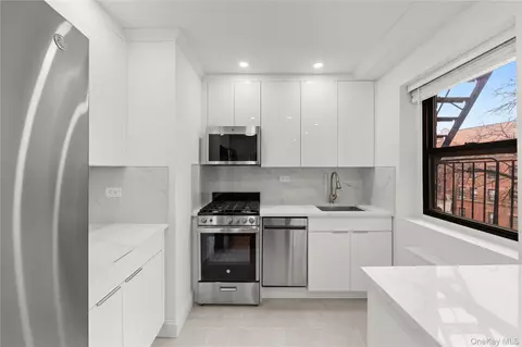25-10 31st Ave #3K, Astoria, NY 11106