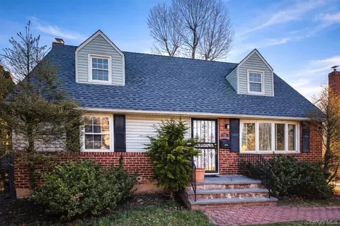 75 Miles Ave, North Hempstead, NY 11507