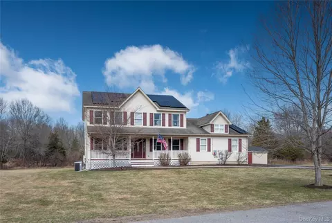 4 Natchu Ct, Blooming Grove, NY 12577