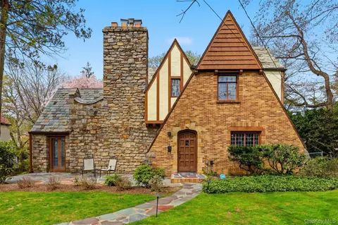 126 Taymil Rd, New Rochelle, NY 10804