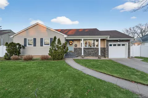 661 Garner Pl, East Meadow, NY 11554