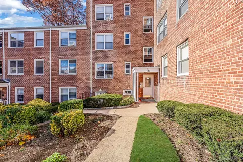 16 Edwards St #3G, North Hempstead, NY 11577