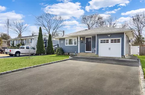 58 Pentmoor Dr, Mastic, NY 11950