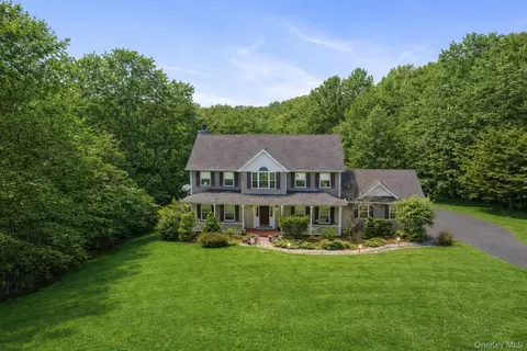 17 Woodridge Dr, Chester, NY 10918