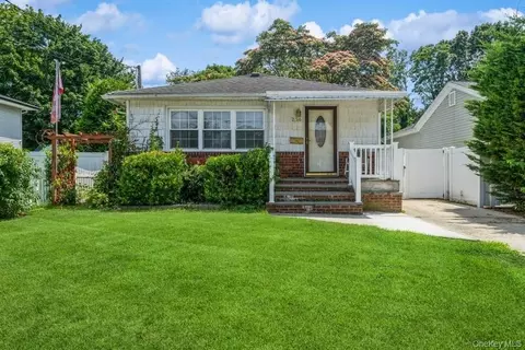 236 N Richmond Ave, Massapequa, NY 11758