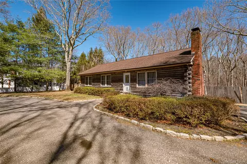 97 Woodlot Rd, Ridge, NY 11961
