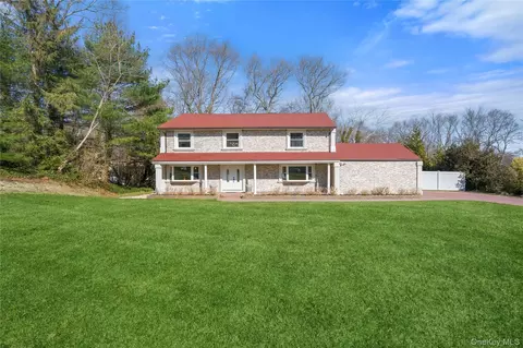 10 Mont Ave, Dix Hills, NY 11746