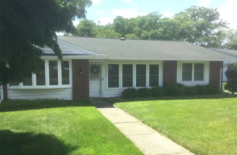 207 Woodbridge Dr #B, Ridge, NY 11961