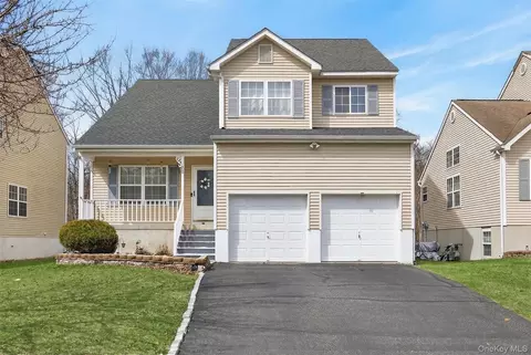 25 Alexander Dr, Washingtonville, NY 10992