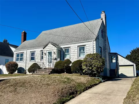 9 Hewlett Point Ave, East Rockaway, NY 11518