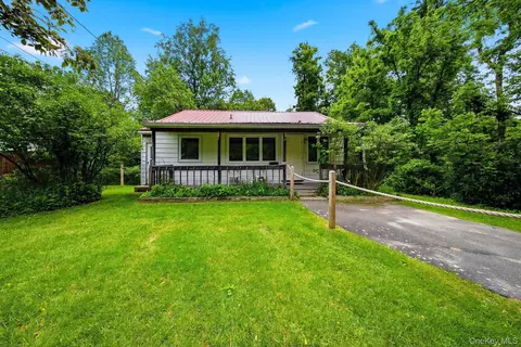 10 Fayer Ct, Mamakating, NY 12790